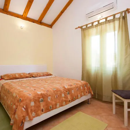 Holiday House Marko 1318